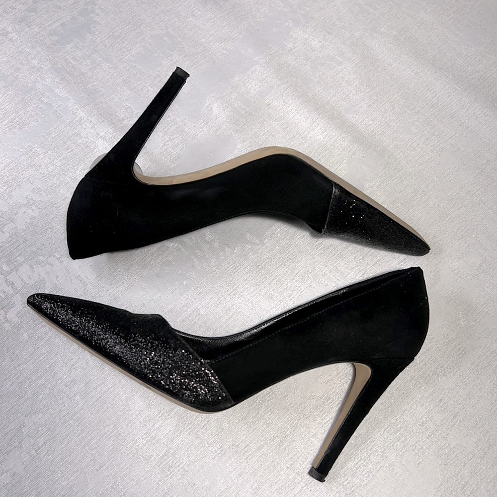 Saks Fifth Avenue Black Glitter Classic pump with a sparkle, Size 7